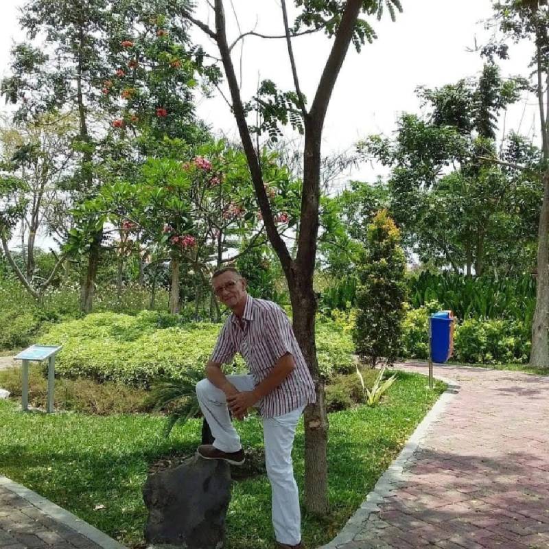 Helmut, 70, United Arab Emirates