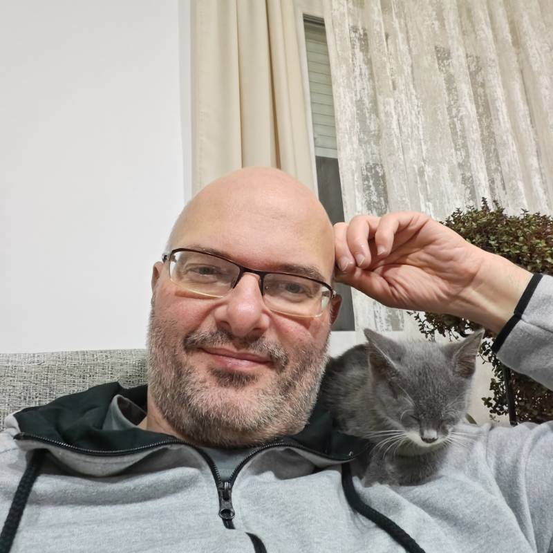 Stojan, 43, U A E