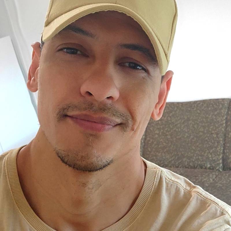 Rodríguez, 39, redhill surrey england