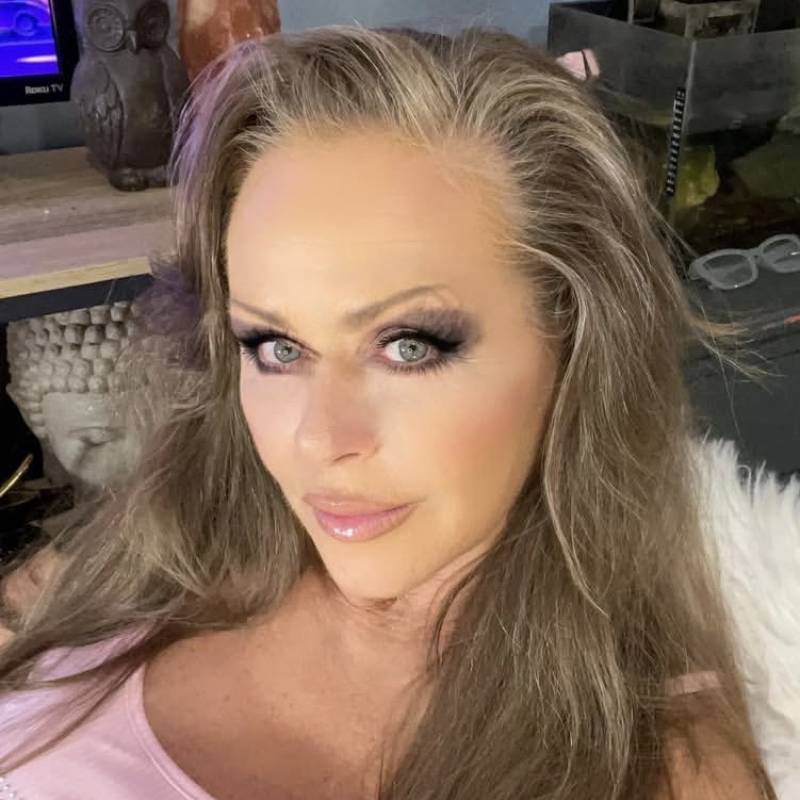 Serena, 43, Uk