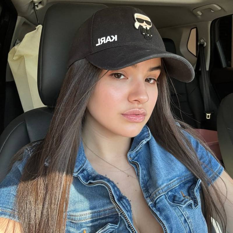 crystal, 28, U A E