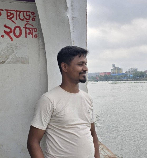 MONIR, 25, Pakistan